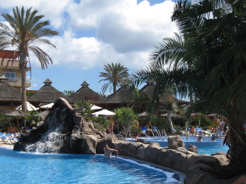Hinter dem Wasserfall befindet sich der Whirlpool Elba Carlota Beach & Golf Resort