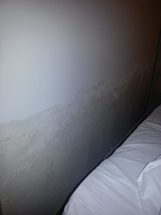 Nasse, schimmlige Wand im Kinderschlafzimmer FUN&SUN Smart Hane Sun Hotel