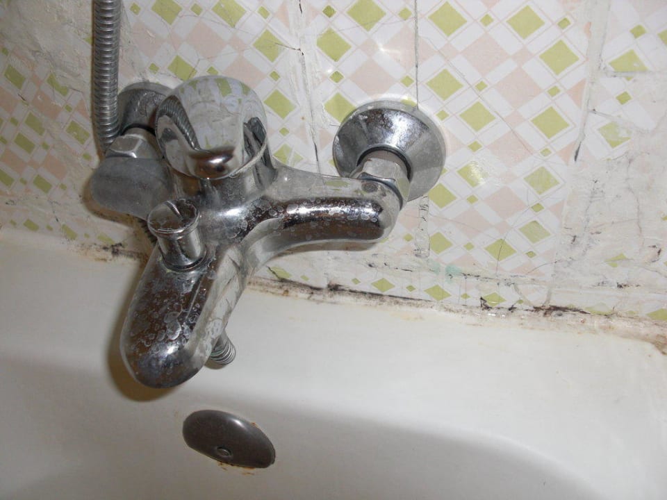 Verdrecktes, verschimmeltes Bad Hotel El Mouradi Port El Kantaoui