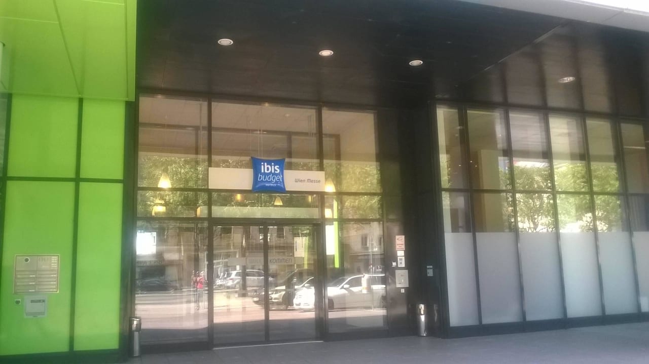 У входа в отель  ibis budget Hotel Wien Messe