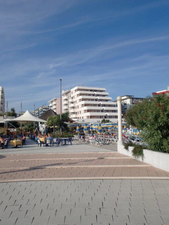 Ausblick vom Garten/Pool Richtung Hotel Aparthotel Holiday