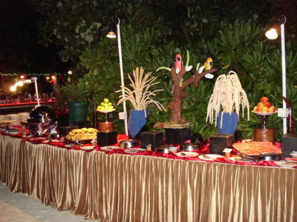 Buffet am Strand Sun Siyam Vilu Reef