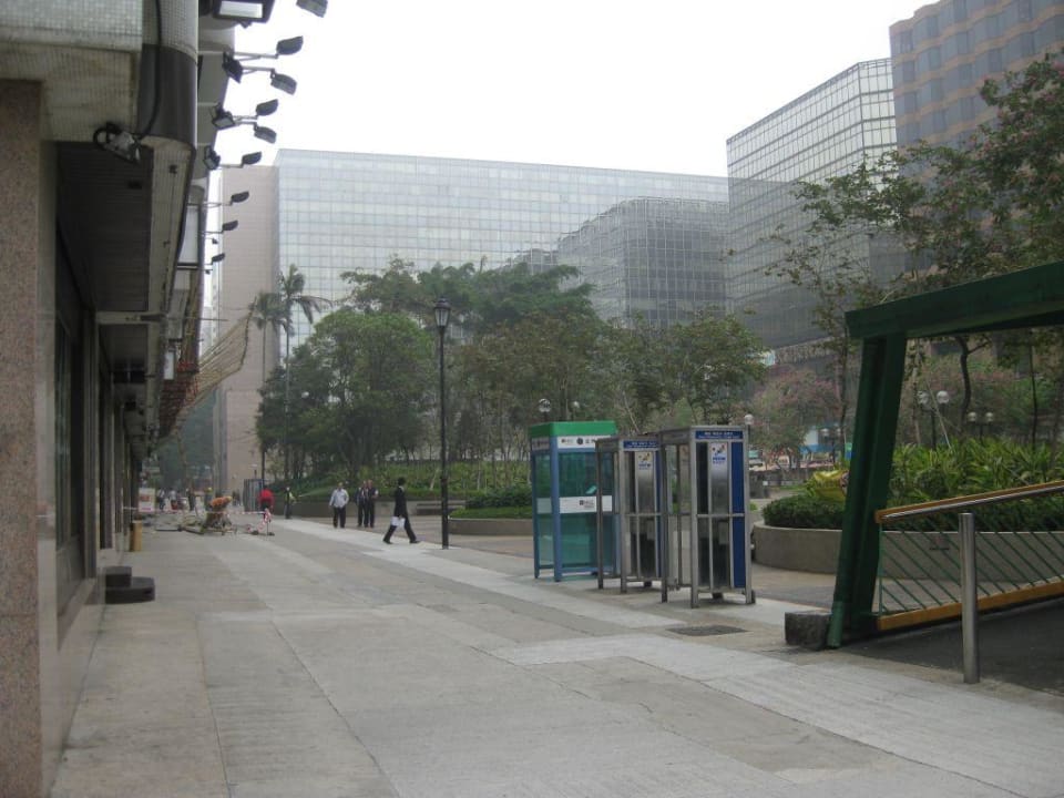 Vor dem Hotel Regal Kowloon Hotel