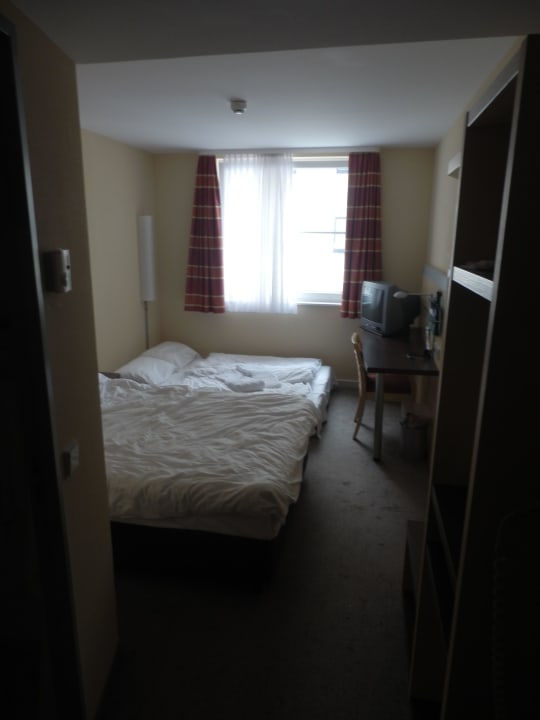 Zimmer von der Tür aus Holiday Inn Express Berlin City Center