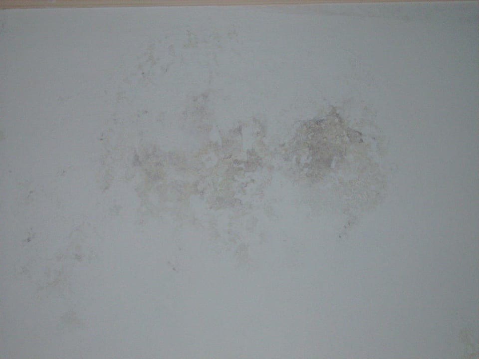 Schimmel an der Wand auf dem Zimmer Mitsis Rodos Village