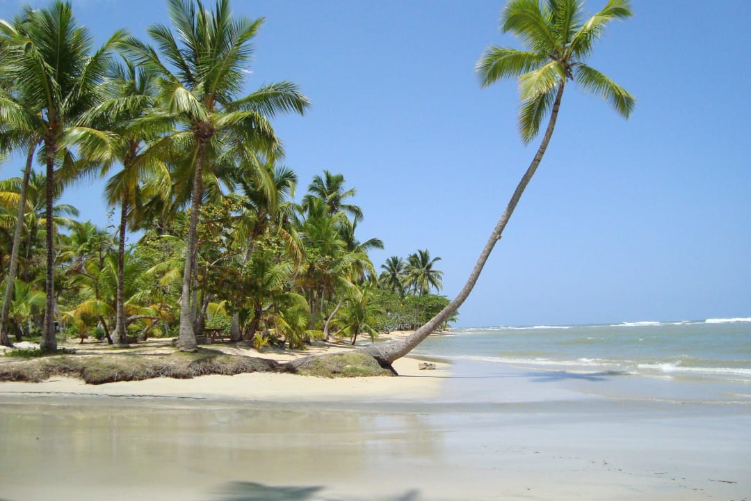 Strand vom Hotel nach rechts Bahia Principe Grand El Portillo