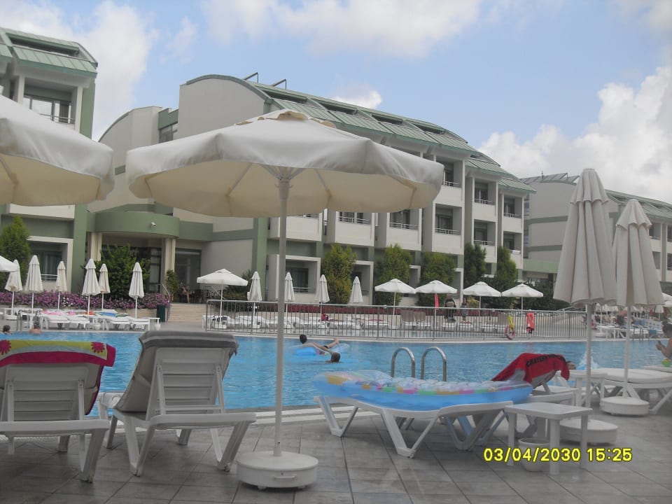 Liegen am Pool VONRESORT Golden Coast