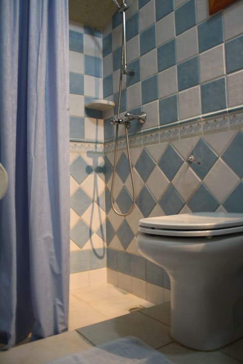 En-suite of twin bedroom at ground floor Ta' Leli Farmhouse