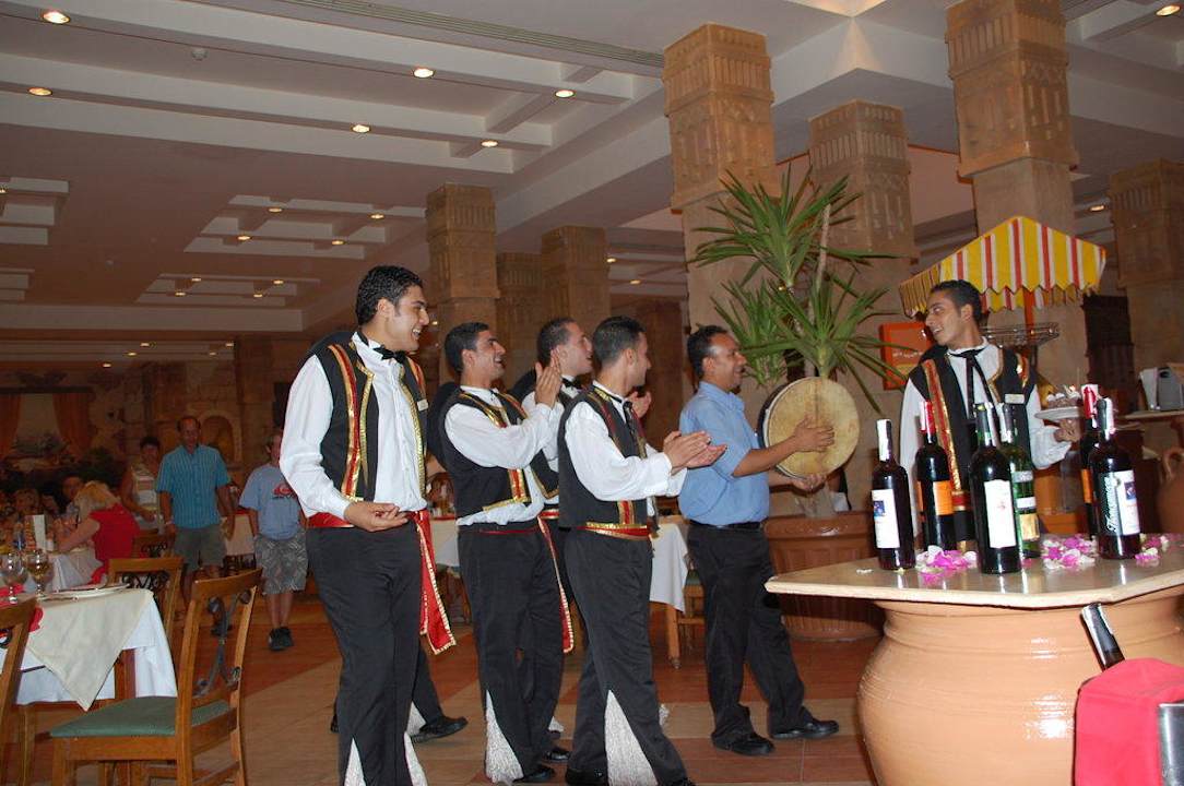Kellner gratulieren zum Geburtstag Charmillion Sea Life Resort