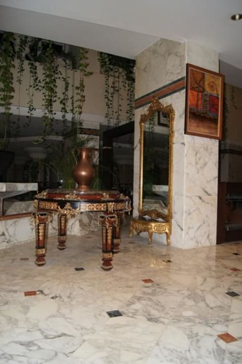 Duży i piękny hol Riadh Palms Resort & Spa