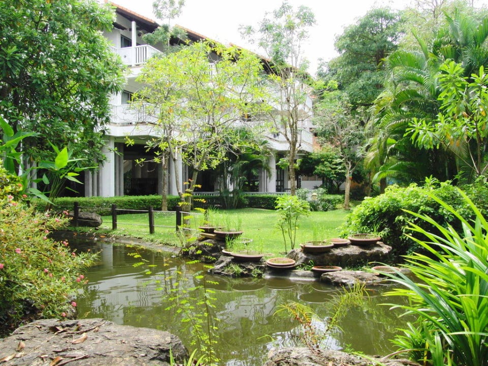 Blick auf einen Hotelflügel Aonang Villa Resort