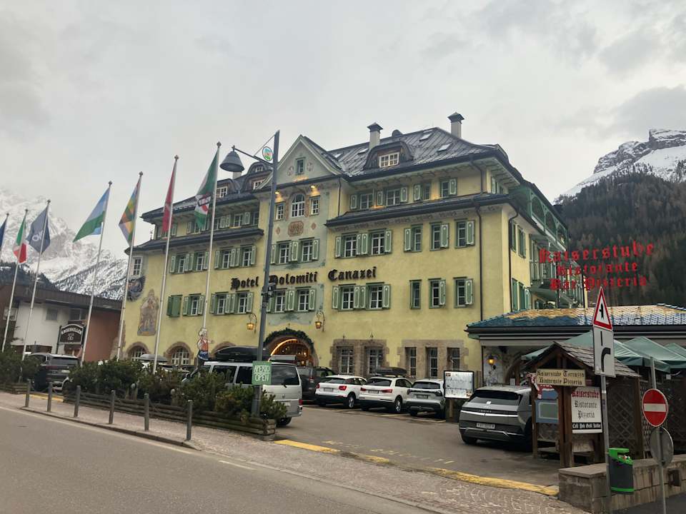 Außenansicht Schlosshotel Dolomiti