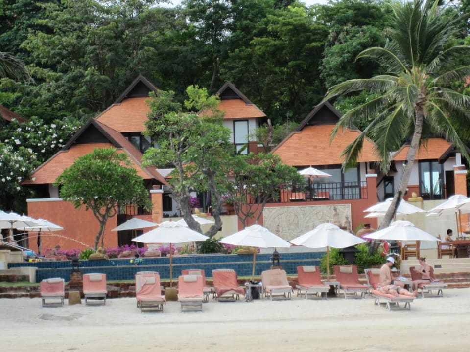 Blick vom Strand auf den Mainpool und Poolvillen Renaissance Koh Samui Resort & Spa