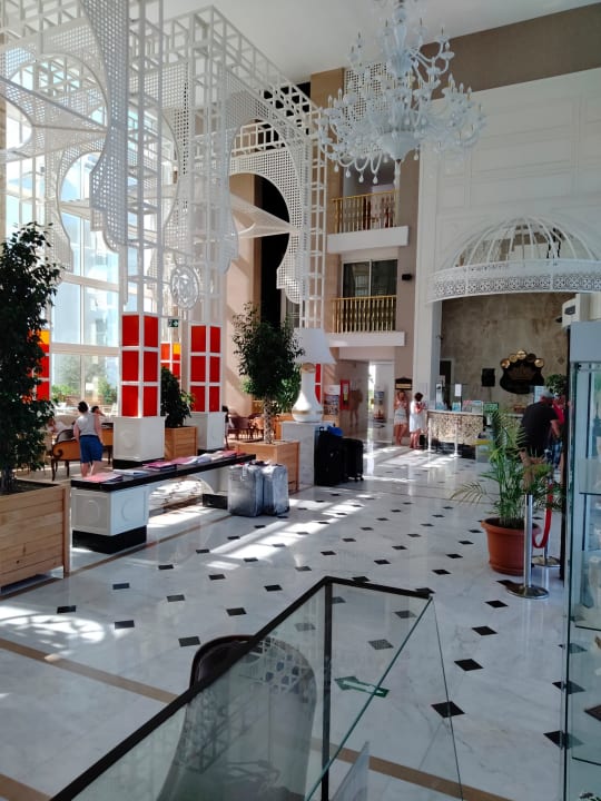 Lobby Well Palace Side