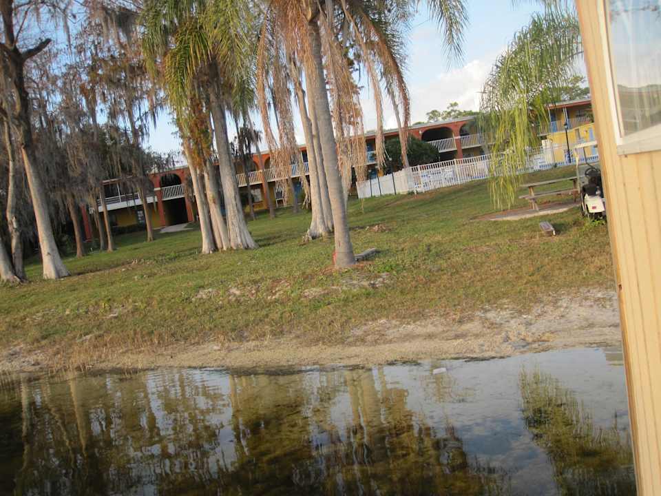 Das Hotel vom See aus gesehen Hotel Howard Johnson Express Kissimmee