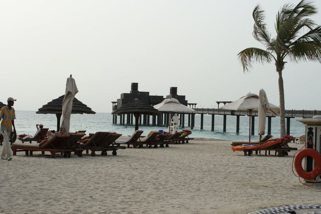 Strand mit Pier zum Restaurant Pier Chic Jumeirah Dar Al Masyaf