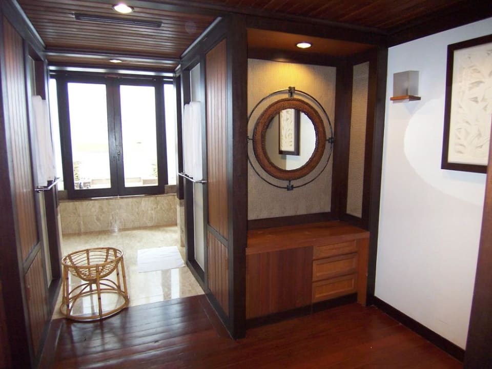 Beachvilla / Ankleide mit Blick ins Bad Hotel Pangkor Laut Resort/Estates