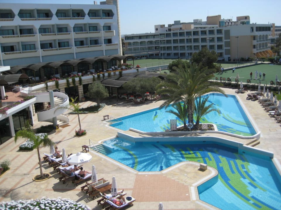 Blick über eine der Poolanlagen Constantinou Bros Athena Royal Beach Hotel