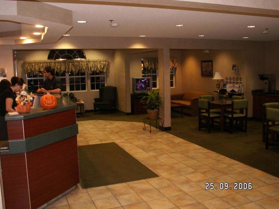 Lobby Hotel Microtel Inn & Suites Buffalo