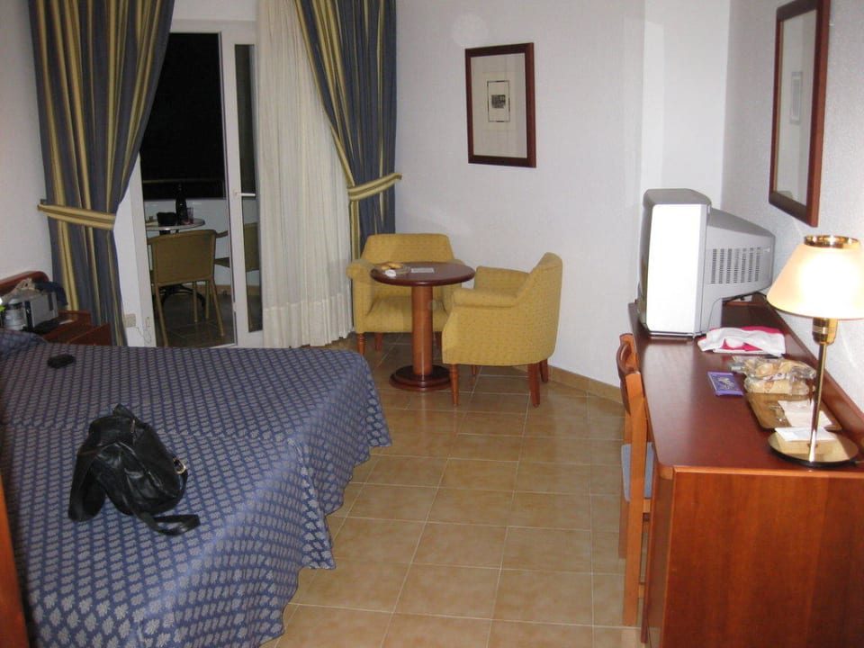 Zimmeransicht vom Eingang aus gesehen Hipotels Hipocampo Playa