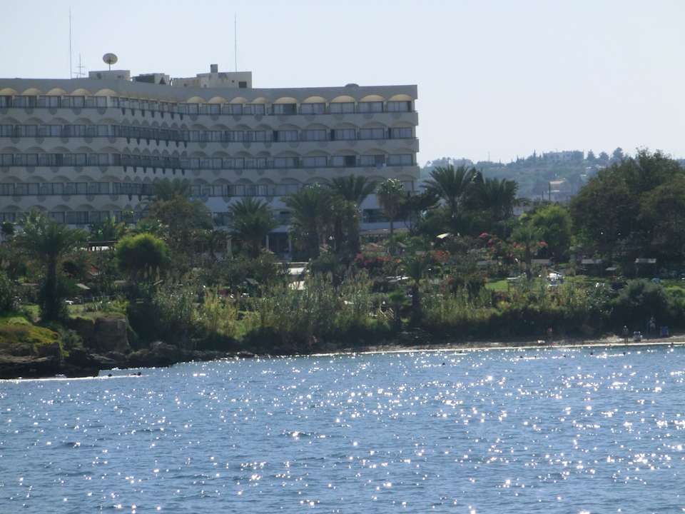 Hotel und Garten vom Schiff aus Crystal Springs Beach Hotel