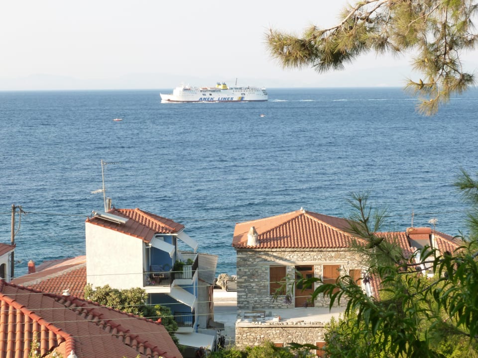 Schiffe in allen Größen sieht man öfters Hotel Atlantis