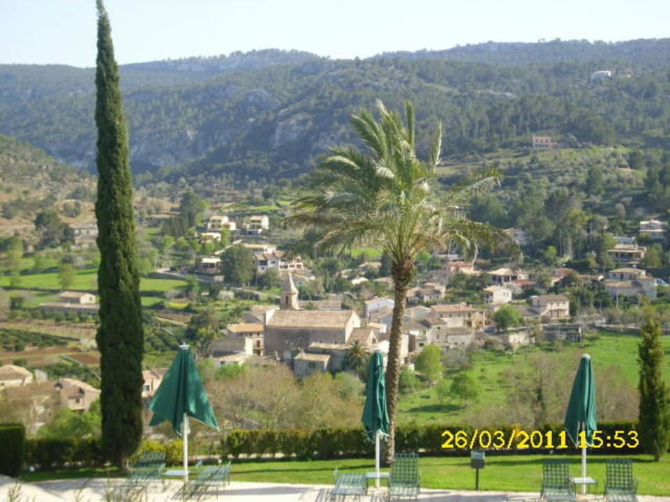Ausblick von der Terrasse über den Pool ins Dorf  Gran Hotel Son Net