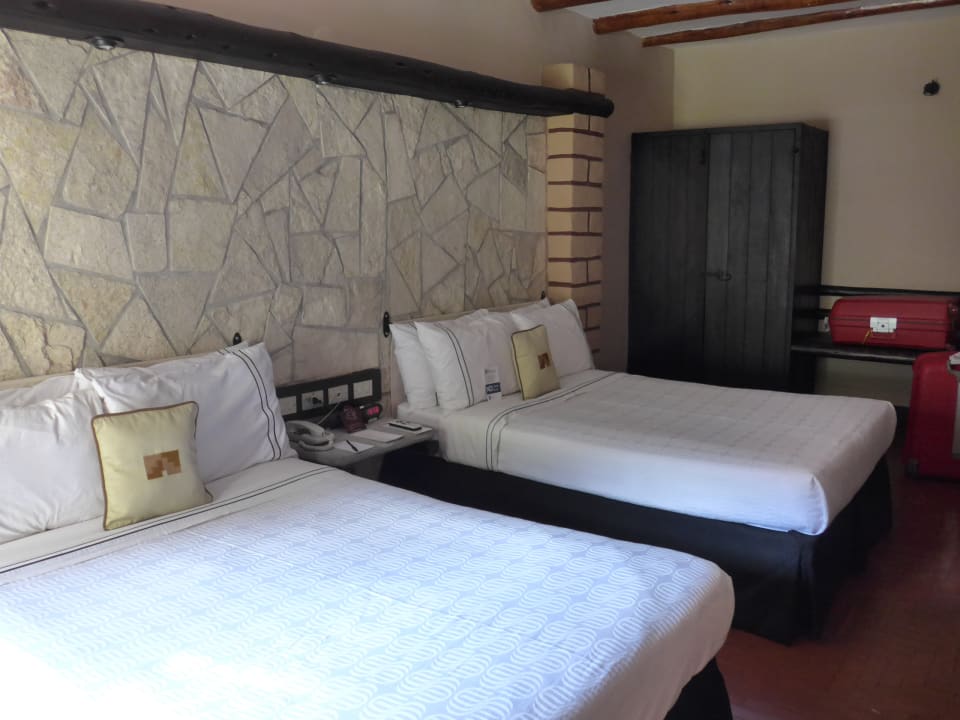 Blick zu den Betten und dem urigen Kasten Sonesta Posadas del Inca Yucay