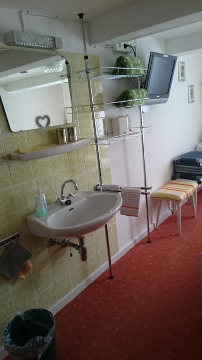 Waschbecken auf dem Zimmer Gästehaus Hanjopkes
