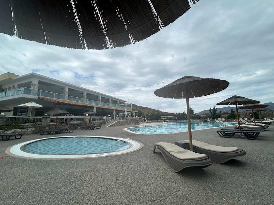 Pool Grand Blue Beach Hotel