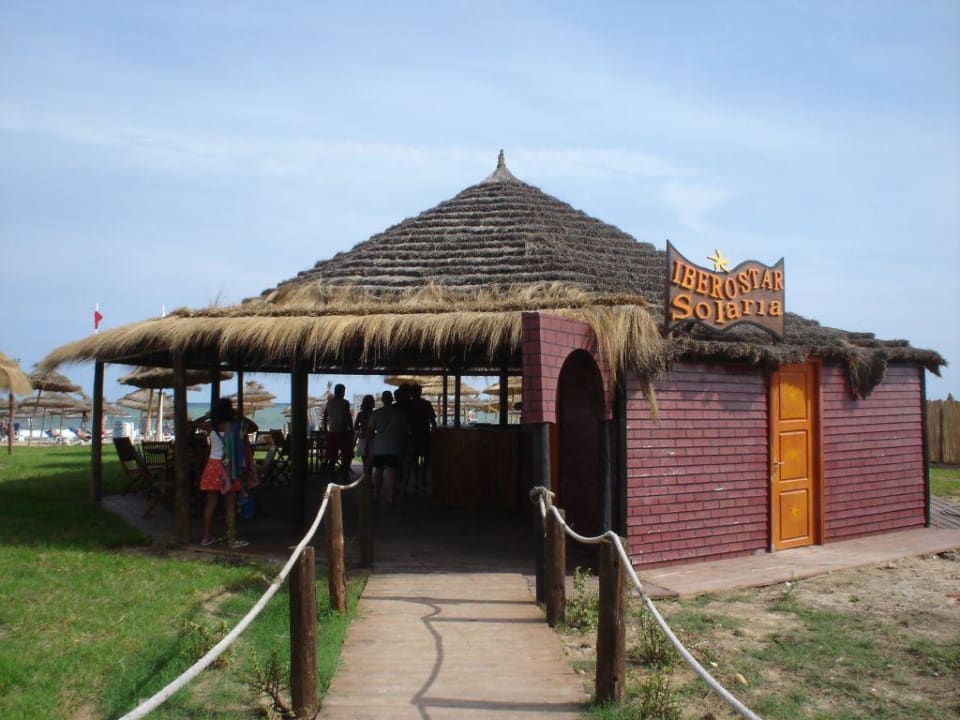 Steg der zur Strandbar und zum Strand führt Medina Solaria & Thalasso