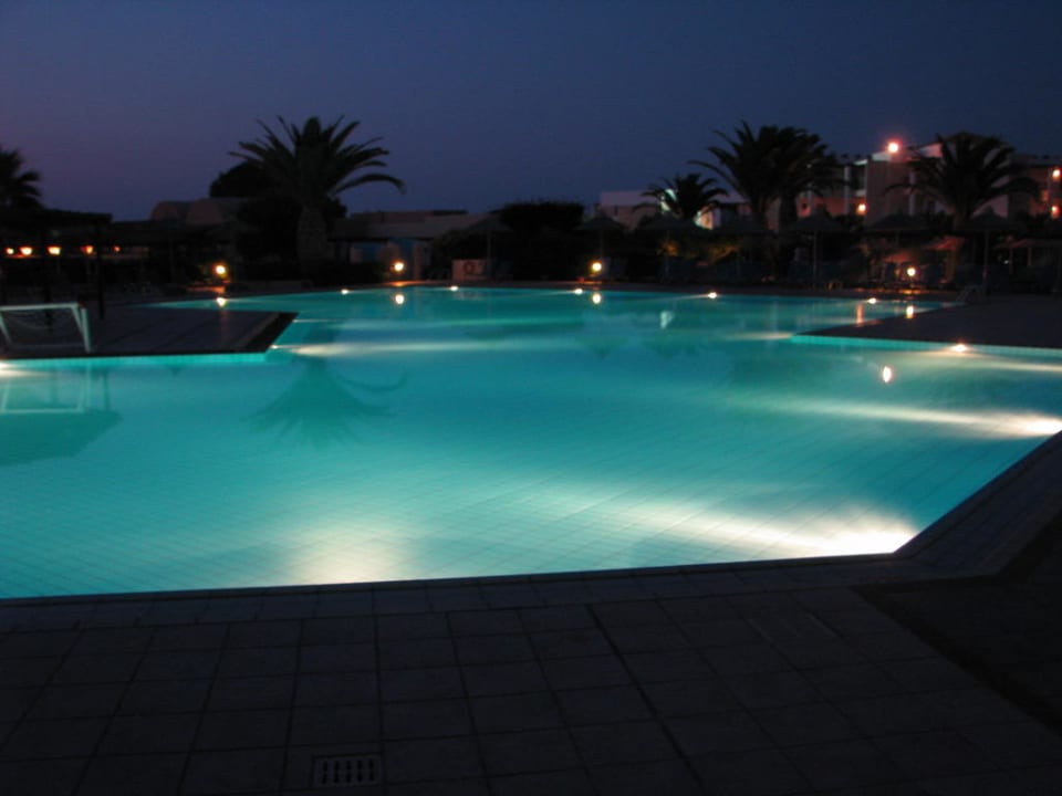 Der Pool bei Nacht Anissa Beach & Village