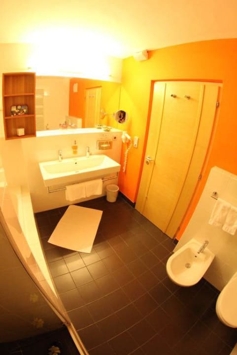 Badezimmer im Lidenzimmer Lindenhof Pure Luxury & Spa DolceVita Resort