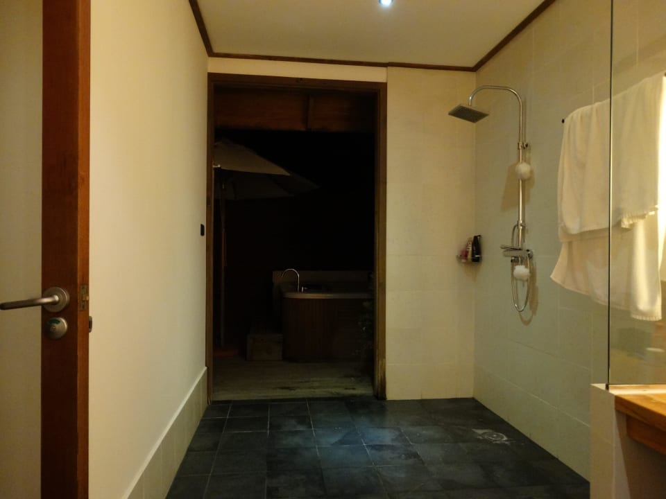 Offene Dusche mit Jacuzzi  Meeru Maldives Resort Island