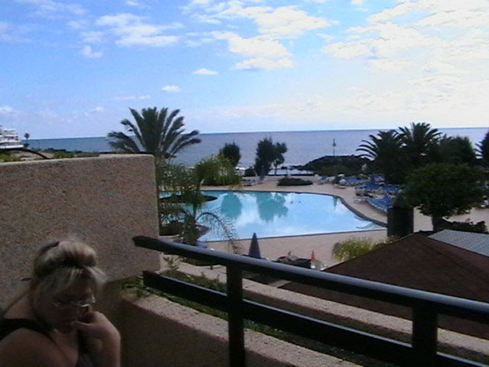 Blick auf Pool und Meer Hotel Grand Teguise Playa