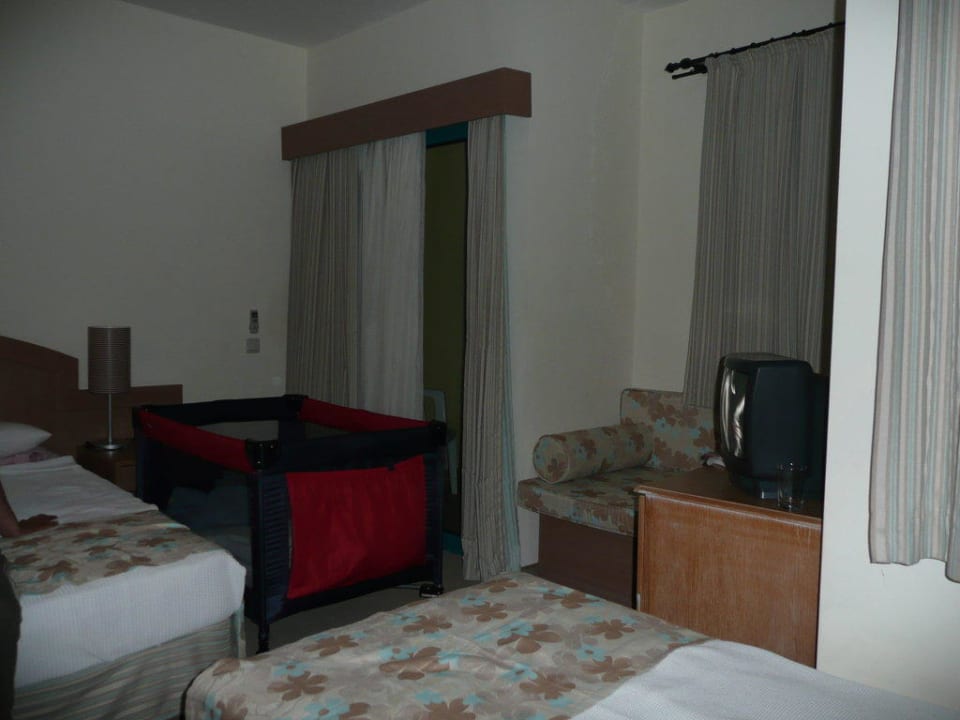 Geräumiges und sauberes Zimmer Dosi Hotel