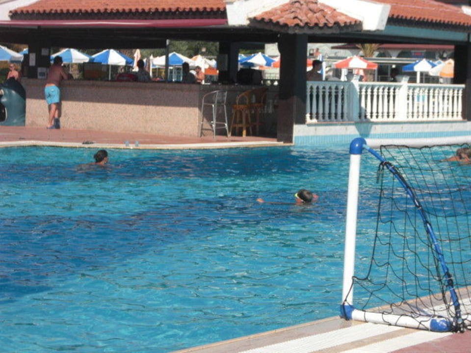 Großer Pool Hotel Club Nena