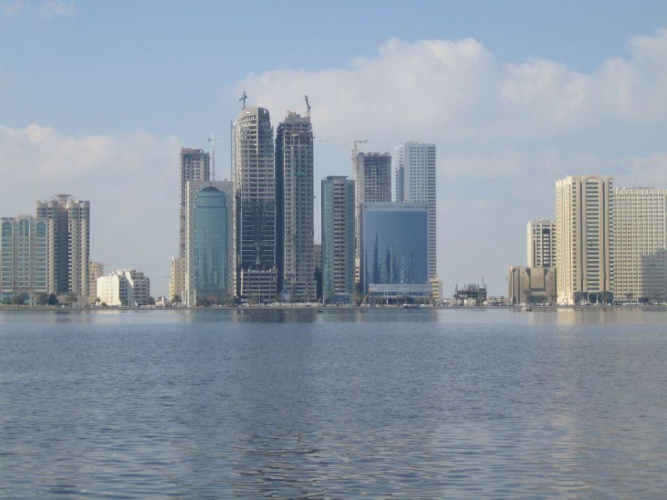 Hotelansicht vom anderen Ufer Corniche Hotel Sharjah