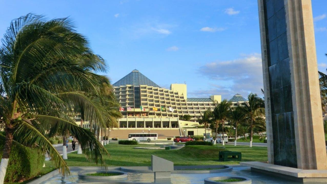 Zentralpyramide von der Straße aus Paradisus Cancun