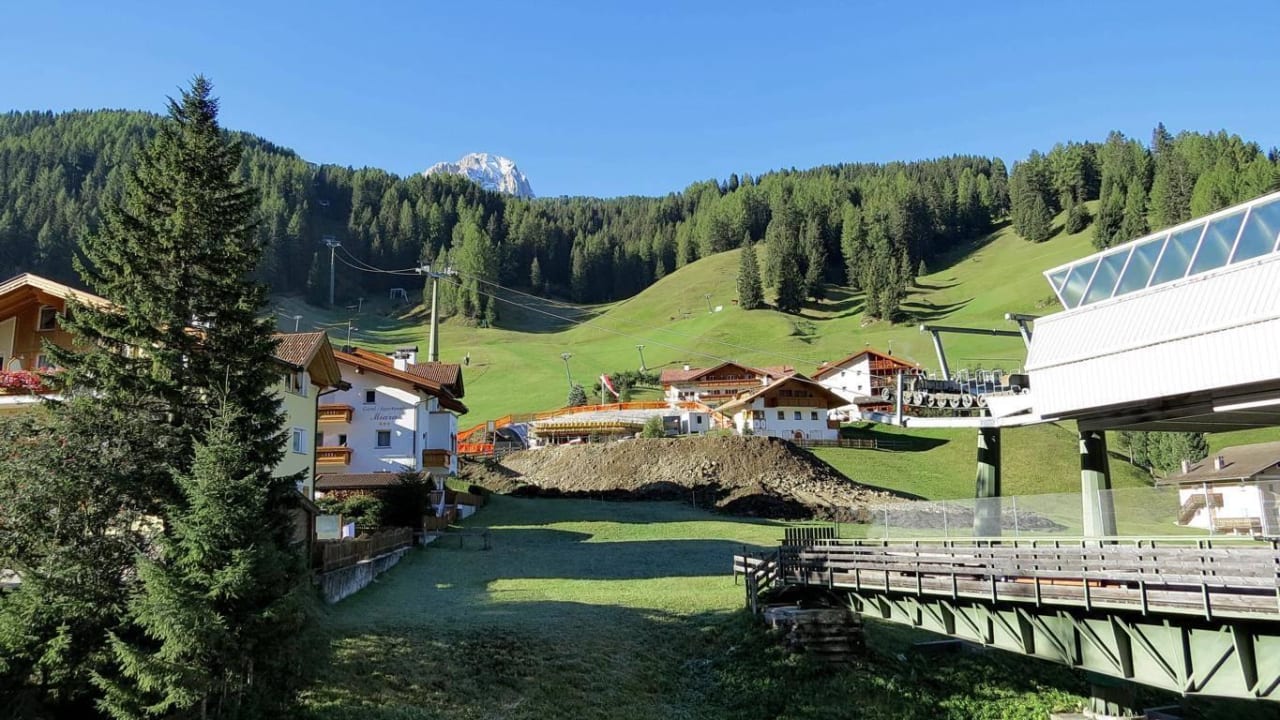 Vor dem Hotel der Baustellenbereich Garni-Hotel La Bercia