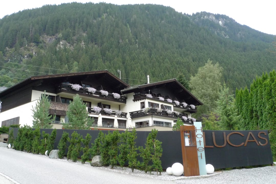 Vorderfront des Hotels (Südfront) MONTAFON Lodge Hotel und SPA