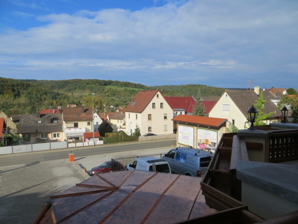 Blick zur Straße und ins Taubertal Landhotel Edelfinger Hof