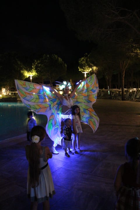 Beleuchtete Tänzerin am Abend Xanadu Resort Hotel