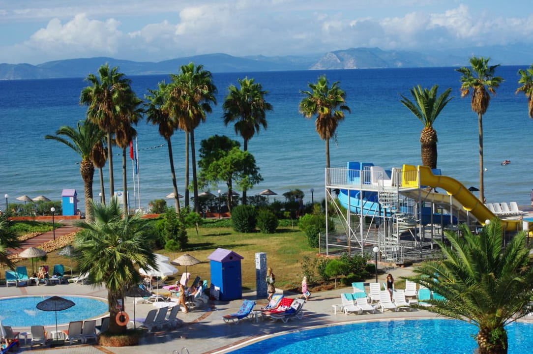 Blick über Poolanlage auf Samos Ephesia Holiday Beach Club