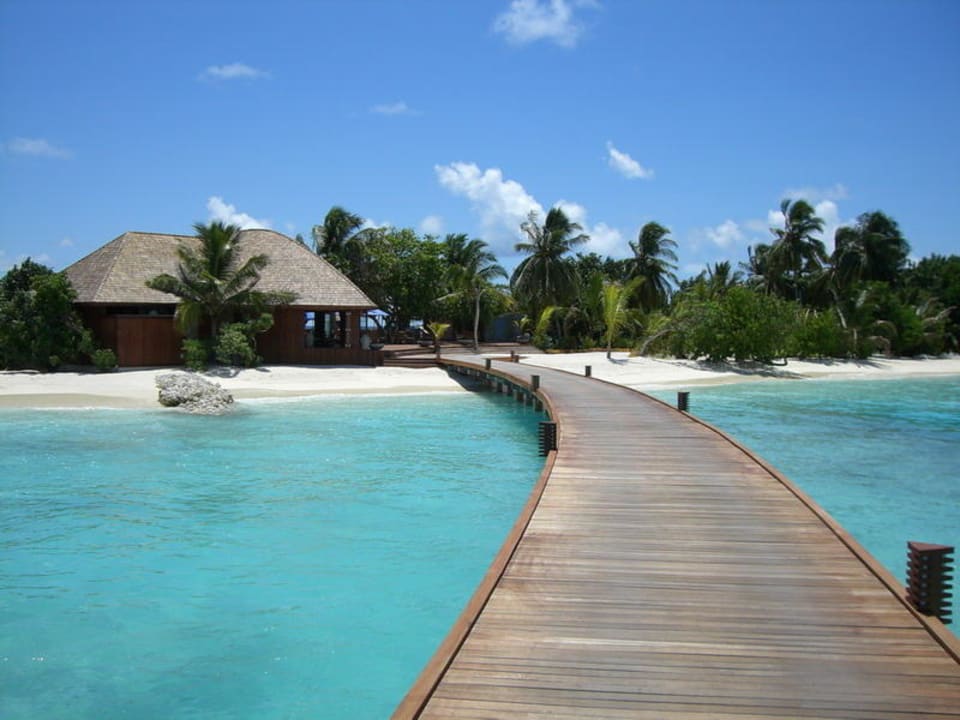 Steg von den Wasservillen zur Insel Sun Siyam Olhuveli