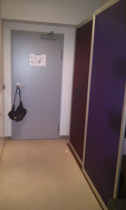 Zimmereingang, der Flur Auszeit Hotel Düsseldorf