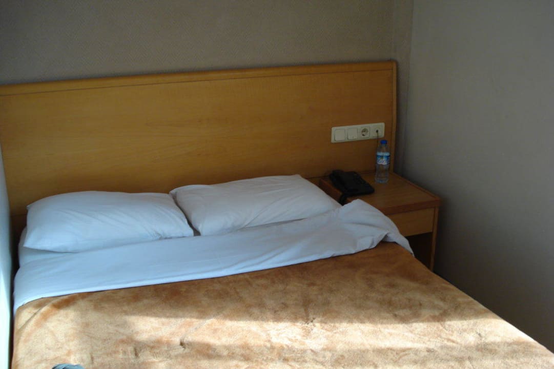 Bett in Zimmer 601 Inter Istanbul Hotel