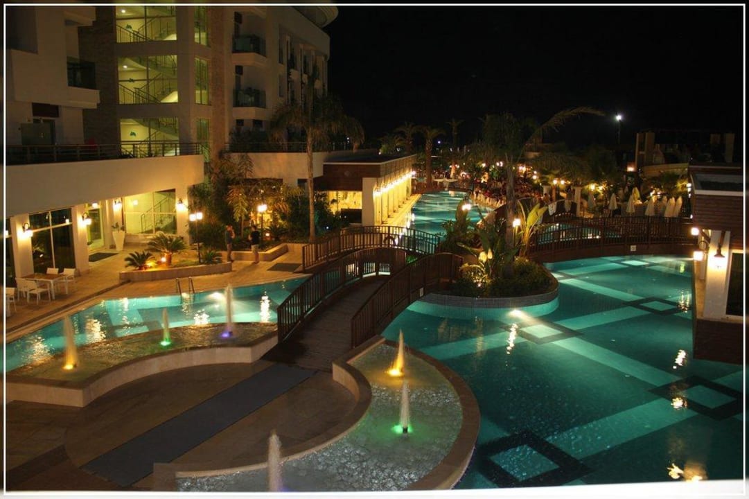 Pool-Anlage abends Sunis Evren Beach Resort Hotel & Spa