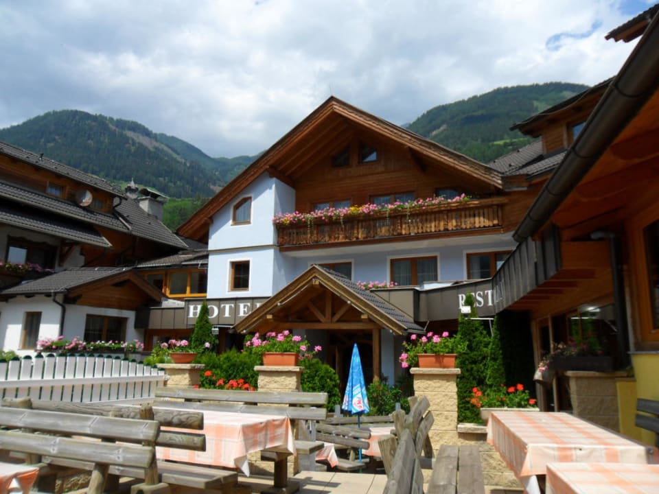 Eingang ins Hotel und Terrasse Erlebnishotel Kärnten- Mölltal