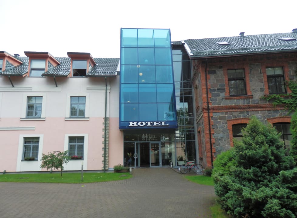 Vom Parkplatz aus gesehen Hotel Sigulda